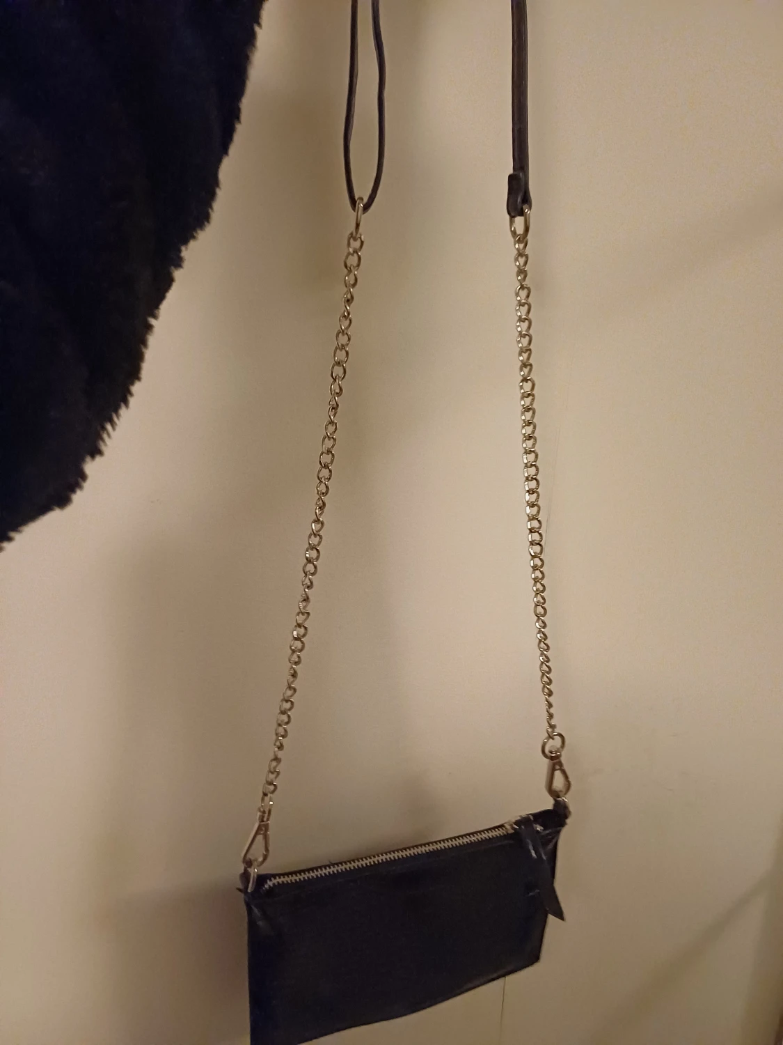 Svart axelväska med kedja och croco-mönster - 3