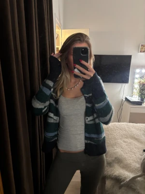 Kofta - Jätte fin stickad kofta från Lindex som inte finns längre!! Passar xs-s