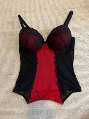 Cute red corset - 90C Length: 48cm Waist: 34cm x2 Cup:↕️19cm↔️17cm