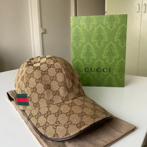 Gucci keps - Helt ny Gucci keps. Oanvänd. Storlek M. Bästa kvalité ute på marknaden. Fraktar inom 1-3 dagar. För mer info skriv gärna. 