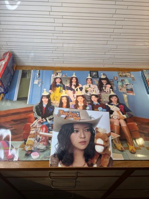 Nytt oöppnat Twice album + Pob poster  - Helt nytt oöppnat Twice- The Story Goes On album Cast version Jeongyeon version + stor pre order benefit poster 