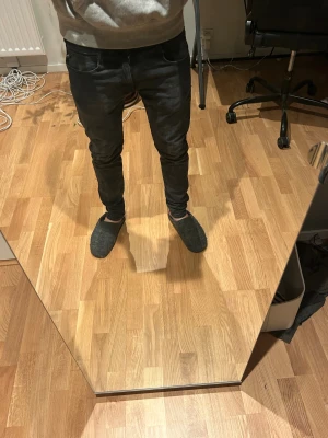 Svarta Replay jeans  - Säljer nu dessa svart Replay jeans i storlek 32. Dem är i mycket bra skick och sitter slim. Hör av er vid funderingar 