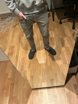 Grå Dondup jeans - Säljer ett par grå Dondup i storlek 33. Dem är modellen George och har väldigt bra skick. Hör av er vid funderingar 