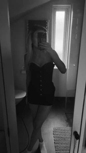 Svart korsett - Säljer denna svarta korsett från shein då jag inte använder den, har bara används en gång och inga tecken alls på användning💕