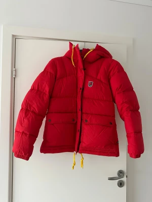 Röd Fjällräven Expedition dunjacka - Säljer en röd Fjällräven Expedition dunjacka. Är i mycket bra skick. Har ej kvar kvittot 