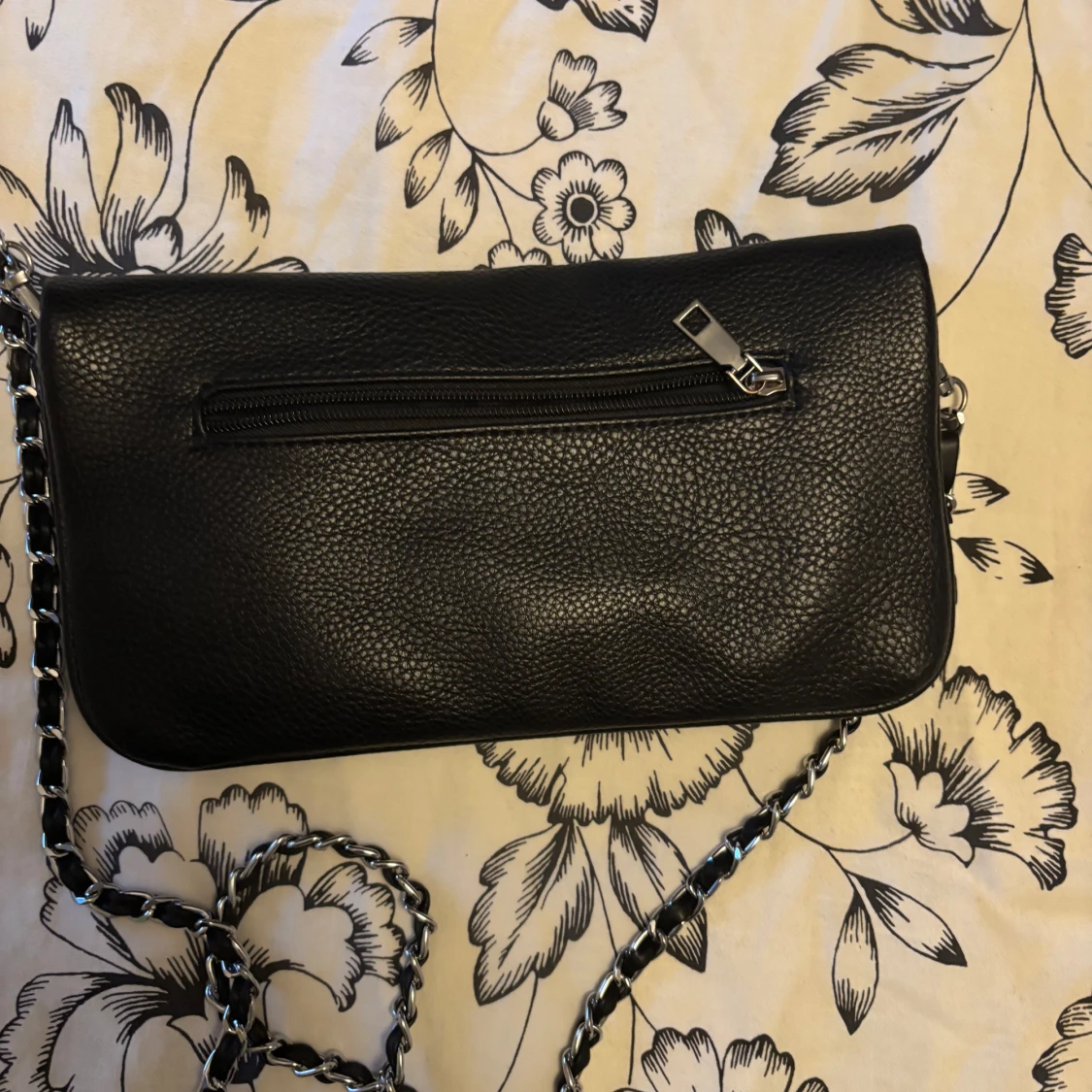 Svart axelväska med kedja och vingar - 2