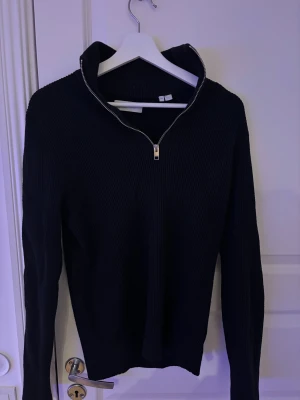 Half zip tröja  - Svart half zip från Jack and Jones sparsamt använd 