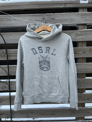 Ralph Lauren Denim & Supply Hoodie Grå - Sjukt fet och eftertraktad hoodie från Ralph Lauren. Storlek S. Lite tunnare hoodie men riktigt skön. Fint skick, hör gärna av er vid funderingar🙌🏻🙌🏻