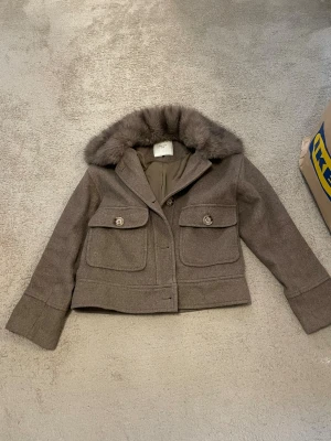 Ljusbrun jacka  - Snygg ljusbrun jacka med fuskpäls. Inga skador. 💕