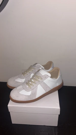 Maison margiela vita skor - Säljer nu mina vita gats dom är i storlek 43. Det är mycket bra skick på dom. Man får med sko låda och påse men har ej kvitto och det är förfor dom är så billiga