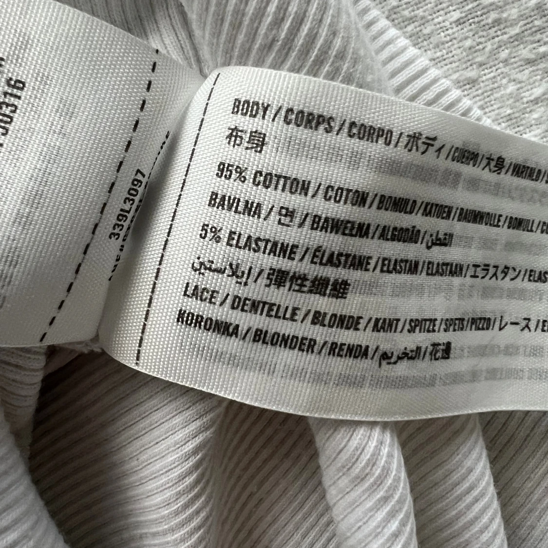 Vit ribbad linnetopp med spets Hollister - 3