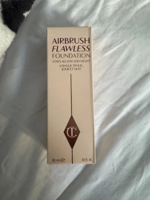 Charlotte Tilbury Airbrush Flawless Foundation - Airbrush Flawless Foundation från Charlotte Tilbury i nyansen 1 Cool. Kommer i en stilren beige kartong med bronsfärgade detaljer och logga. Innehåller 30 ml och ger en jämn, naturlig finish som håller hela dagen och natten.