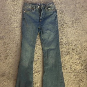 Jeans från Lager 157 - Blåa jeans från lager 157 i modellen snake flare🩷väldigt stretchiga