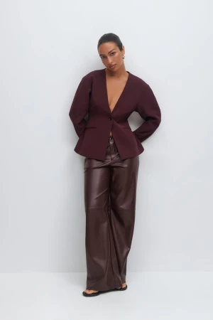 Blazer - Figursydd kavaj med intagen midja. Jackan är vinröd och har djup halsringning. Den har knäppning med en knapp framtill, figurnära passform, lång ärm och passpolerade fickor i sidorna. Fodrad.   Nyskick med prislappen kvar, nypris-699kr.