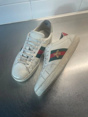 Gucci Ace 44 - Feta Gucci Ace i storlek 44. Lite smådefekter här o där men gott helhetsintryck. Fler bilder samt frågor privat🙌🏻