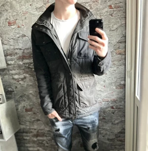 J.lindeberg Fiedl Jacket - Bra skick, en knappt saknas och lite smuts på insidan. Storlek L passar dig som är mellan 180-190cm ungefär. Nypris ca 3000kr. Modellen är 185 cm, 79 kg. Passar bra nu till vintern. Skriv för mer information!🤝