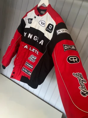 YoungLA 540 Champions Club jacka - Köpte jackan för jag tyckte den va riktigt snygg men har tyvärr aldrig använt den så nu har du chansen att köpa denna limited edition jackan från youngla som inte går att köpa längre. Det är storlek s och med en oversized fit. Originallådan man får hem den i har jag kvar och kan skicka bild på om det önskas. Pris går att diskutera 