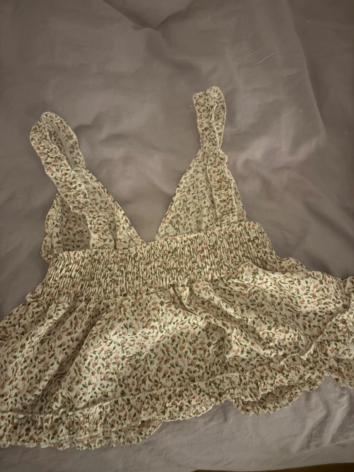 Blommig volang linnetopp med v-ringning - 1