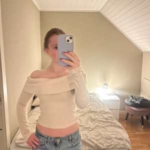 Beige offshoulder ribbad topp - Snygg topp!