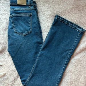 Helt nya bootcut jeans  - Splitternya bootcut jeans i en mörkare blå färg. Aldrig använda!! Så snygga😍kan gå ner i pris vid en snabb affär. 