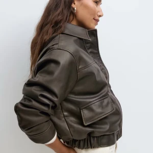 Mörkbrun skinnjacka Gina tricot  - Skinnjacka från Gina tricot, storlek M knappast använd säljer då jag tröttnat på den, alltså i mycket bra skick! Nypris: 799kr! Säljer för 600