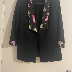 Snygg svart Kavaj  med lite blommor  Storlek M - Snygg svart kavaj storlek M