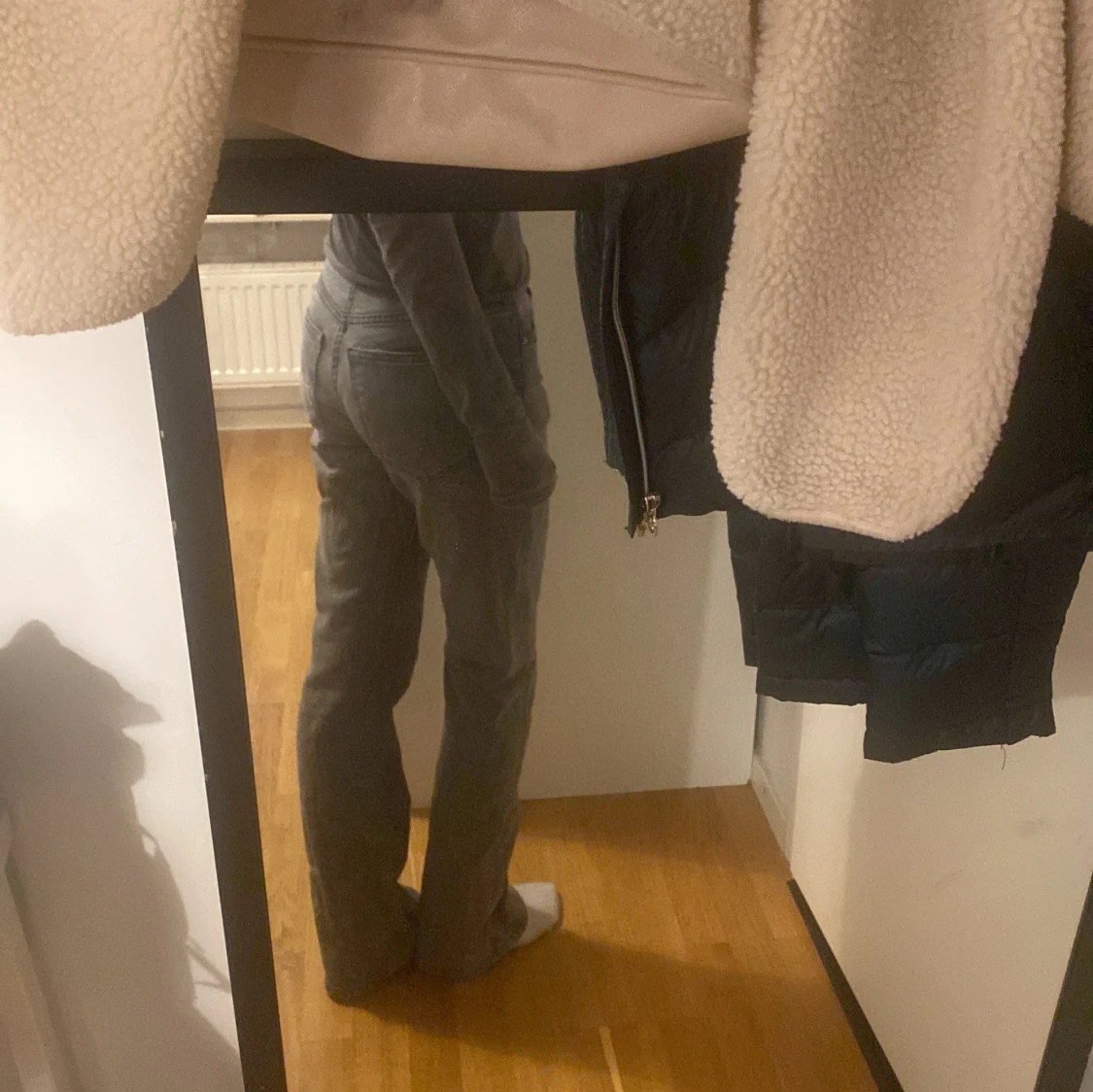 Grå bootcut jeans från gina tricot - 1