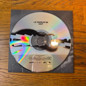 Le Sserafim cd ny - Ny aldrig spelad från Le Sserafim- Hot Compackt album