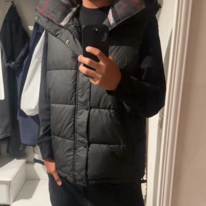 Svart pufferjacka från Burberry - Hej, väldigt fin svart Burberry jacka som även blir till väst storlek S. Säljs då den inte riktigt passade mig, jag skulle nog tänka mig att den är där uppe vid storlek M ungefär. Riktigt fin jacka, speciellt nu inför vintern! Svår modell att få tag i med tanke på färgen på luvan! Pris kan diskuteras!