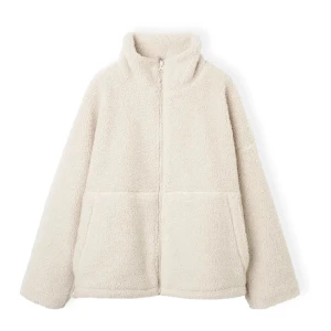 Teddyjacka från CW - Jättefin teddyjacka från Carin Wester, Åhléns. Knappt använd i jättefint skick. Säljer då den ej kommer till användning. Skriv för fler bilder! Skicka prisförslag! Använd gärn köp nu!❤️