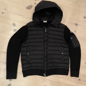 Moncler cardigan  - Tja! Säljer denna moncler cardigan, den är storlek Xl men sitter som en M/L. Skicket är väldigt bra och den har inga defekter. Tyvärr kan jag ej garantera äkthet då den är köpt här på plick, där av priset, men kan gå ner ännu mer i pris vid en snabb affär! vid funderingar är de bara att skriva🔥