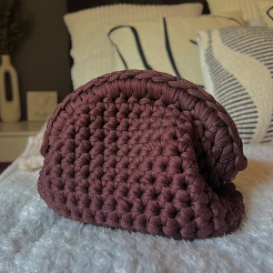 Handgjord brun stickad kuvertväska - Brun Clutch bag med lite glitter högst upp vid stängningen 