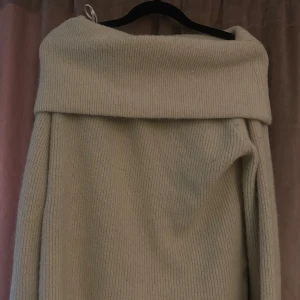 Beige stickad från H&M - Säljer en beige stickad polotröja från H&M i storlek S. Tröjan har en bred och nedvikt krage som ger en chill look, och är långärmad med ribbad struktur. Perfekt för dig som gillar mjuka och mysiga plagg med enkel stil.