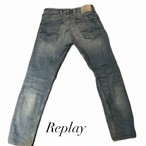 Replay blå jeans straight fit - Säljer ett par klassiska blå jeans från Replay. Jeansen har normal passform och är tillverkade i mjukt denimtyg. Perfekta för dig som gillar en enkel och stilren look.