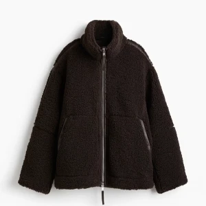 Brun teddyjacka - Brun teddyjacka med hög krage och hel dragkedja framtill. Helt ny, aldrig använd från HM, helt slutsåld