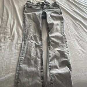Grå  jeans från Gina tricot - Snygga ljus gråa jeans från Gina tricot. low waist.Är tyvärr för små för mig. Är i väldigt bra skick har bara använts en gång. 