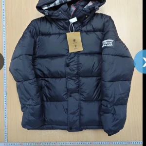 SVART Burberry Puffer - Säljer Svarta Burberry Jackor finns i flera storlekar