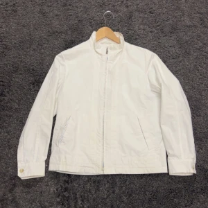 Vit vindjacka/over shirt från Lanvin Collection - Säljer en stilren vit vindjacka från Lanvin Collection i storlek 46. Jackan har dragkedja framtill och två snedställda fickor. Väldigt sällsynt over shirt ifrån Lanvin. Skit snygg i topp skick. Strl 46 passar S.