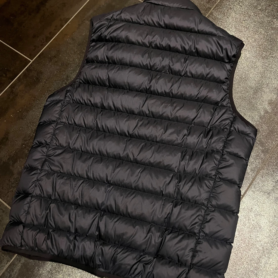 Svart dunväst från Uniqlo - 1