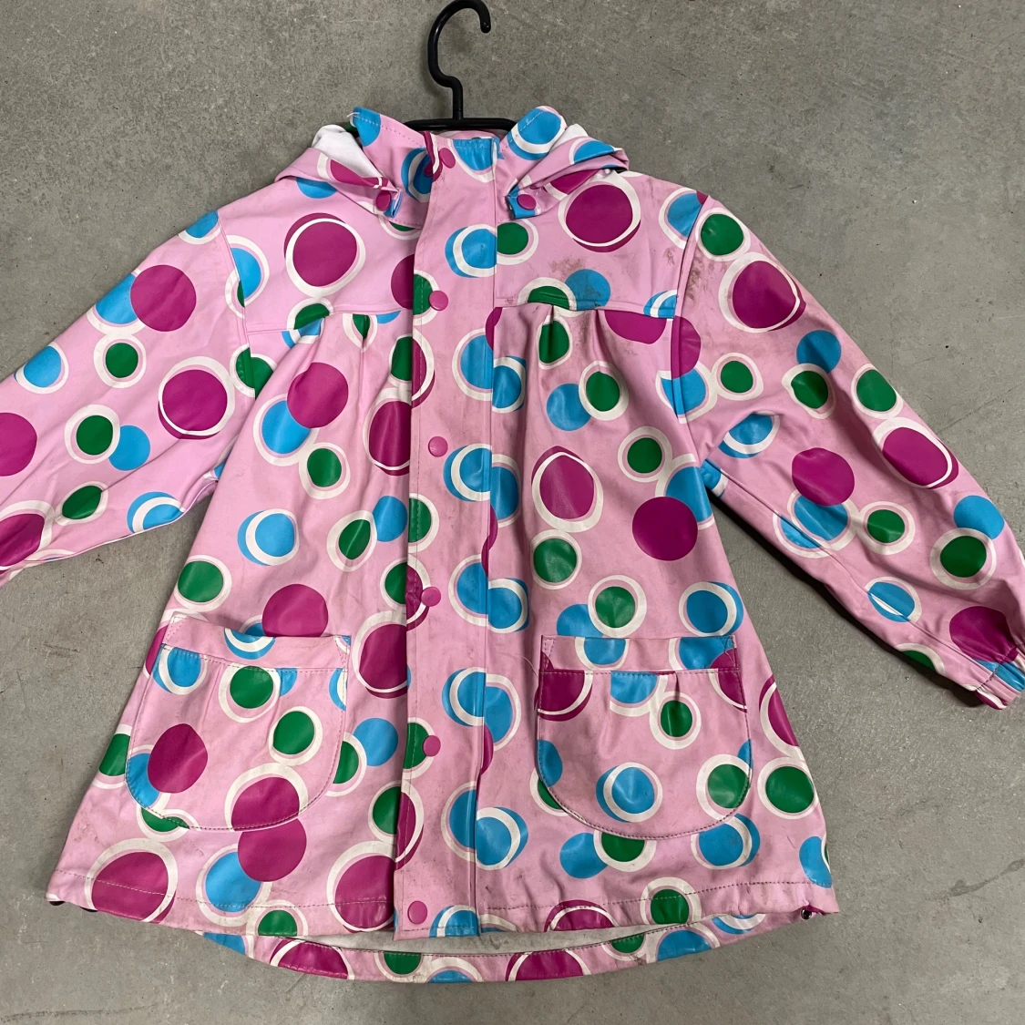 Rosa regnjacka med färgglada prickar - 1