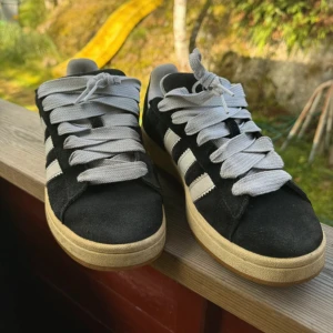 Adidas Campus svarta sneakers mocka - Hej! Säljer ett par adidas campus skor. Skorna har använts men är fortfarande i väldigt fint skick🔥☺️   Hör av er vid intresse eller ifall ni har frågor!💕
