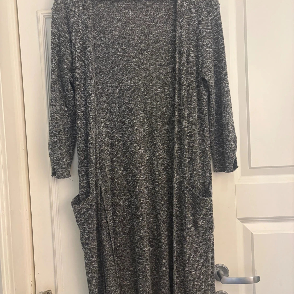 Mörkgrå lång kofta