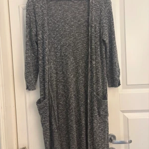 Mörkgrå lång kofta - Lång och mysig mörkgrå kofta!