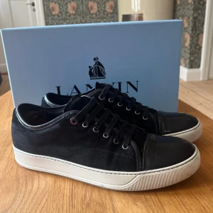 Lanvin skor - Ett par svarta lanvins i ett relativt bra skick. Uk 8 som motsvarar 42 men passar 43. Box samt dust bag ingår! Nypris 5000 kr. Se defekter sista bilden
