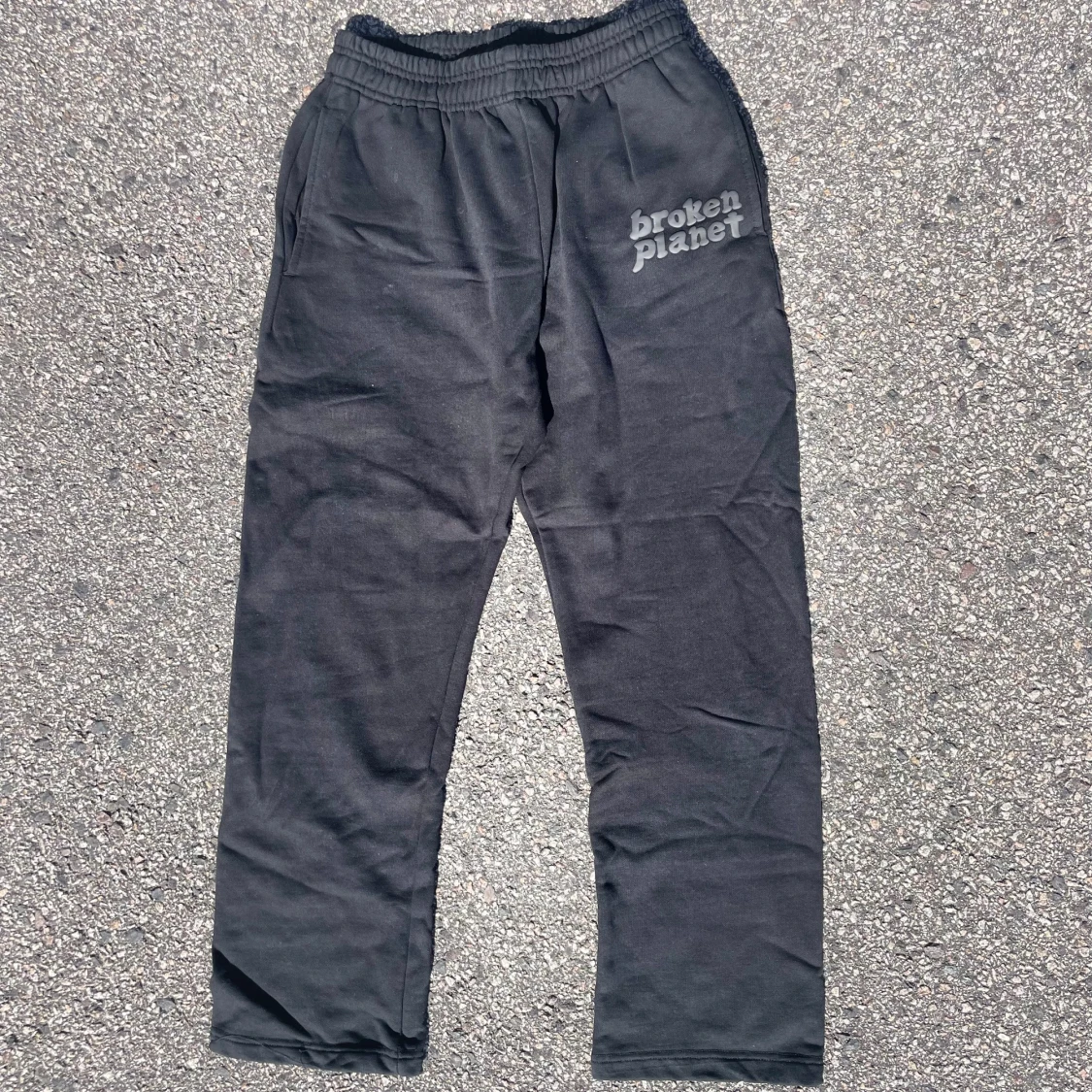 Svarta mjukisbyxor Broken Planet