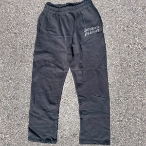 Svarta mjukisbyxor Broken Planet - Svarta mjukisbyxor från Broken Planet bra skick priset går o diskuteras