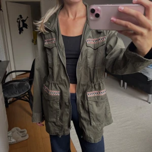 Jacka - Jacka i fint skick, passar xs-m & reglerbar i midjan💚