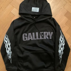 Svart Gallery Dept. hoodie med flames - Svart hoodie från Gallery Dept. med tryck på ryggen. Är S, passar XS