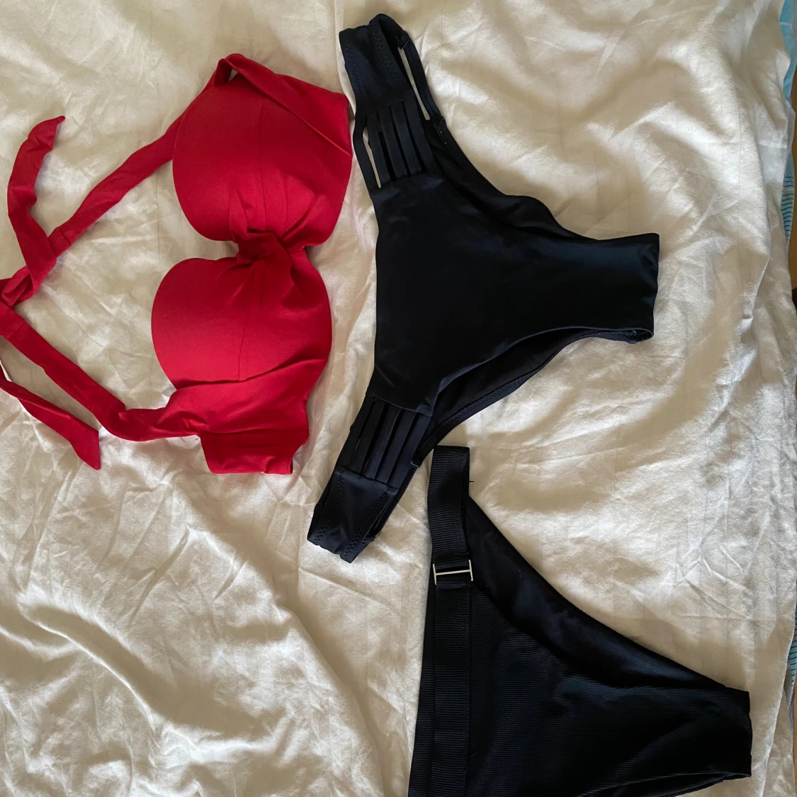 Röd och svart bikini med coola detaljer