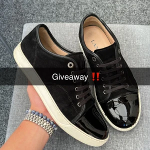 Giv3away! ( följ, likea!!)  - Nu lottar vi ut dessa snygga valentino opens! 3 simpla steg! Följ oss på plick! Likea annonsen! Och sist men inte minst: följ studio Silvano på tiktok! Lycka till🤩